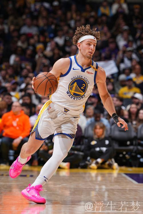 库里妙传助攻 波杰姆斯基双手灌篮