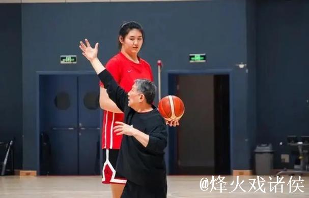 “小巨人”张子宇WCBA首秀惊艳 替补登场砍下15分6板